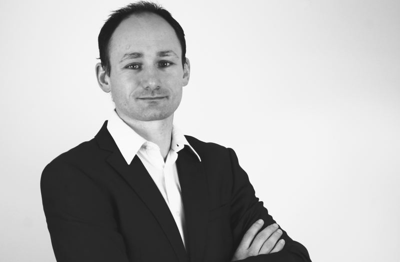 Portrait en noir et blanc de Xavier Prudent